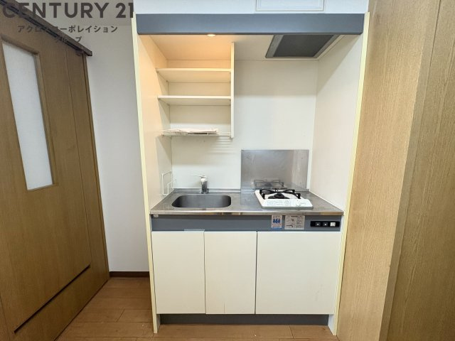 1口ガスコンロ付きのシンプルなキッチン