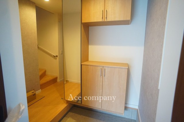 【玄関】 | 平野区流町2丁目　【B号地/全2棟】 | ミラー付きのシューズボックス完備です♪