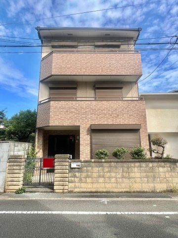 新田本町　中古一戸建ての外観|新しい生活にいかがでしょうか？外観はお住まいの顔になります。こだわりたいポイントですね。外壁塗装や屋根塗装のご相談も承っております。
■現地内覧・資金計画相談・住宅ローン相談もお問合せ受付中■