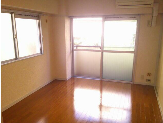 コーポ三軒茶屋　三面採光　角部屋　振分　両面バルコニーの居間・リビング