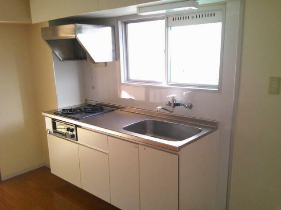 コーポ三軒茶屋　三面採光　角部屋　振分　両面バルコニーのキッチン