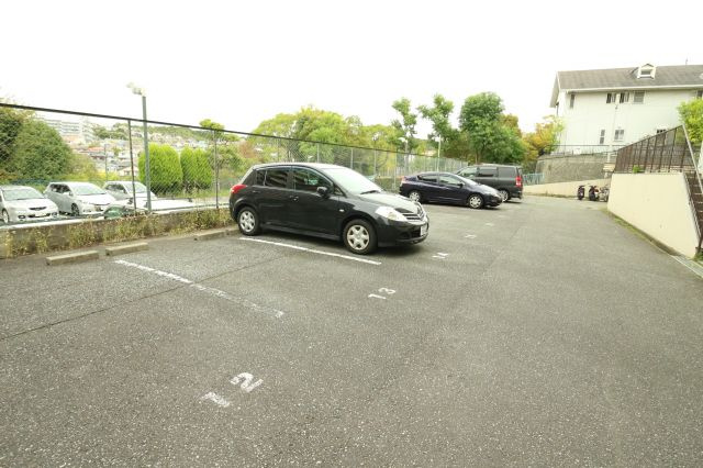 コーポつつじが丘の駐車場