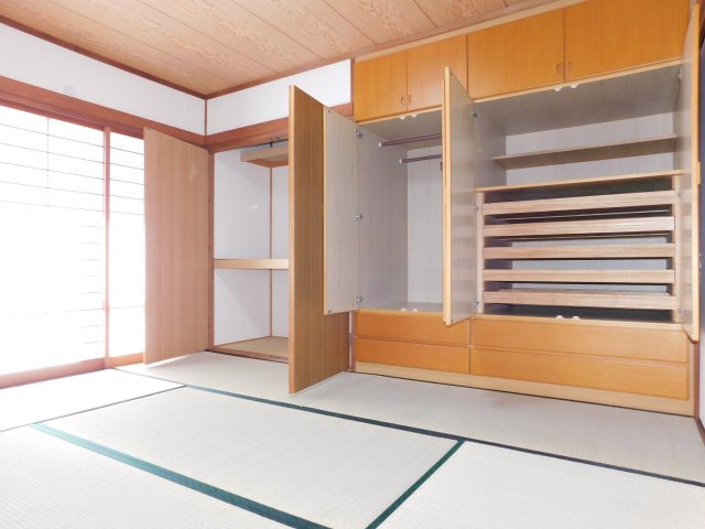 弥富市又八３丁目の中古一戸建の和室|◇和室◇　　南面で明るい和室約６.０帖　大容量収納の押入完備！　（２０２５年９月リフォーム済）　