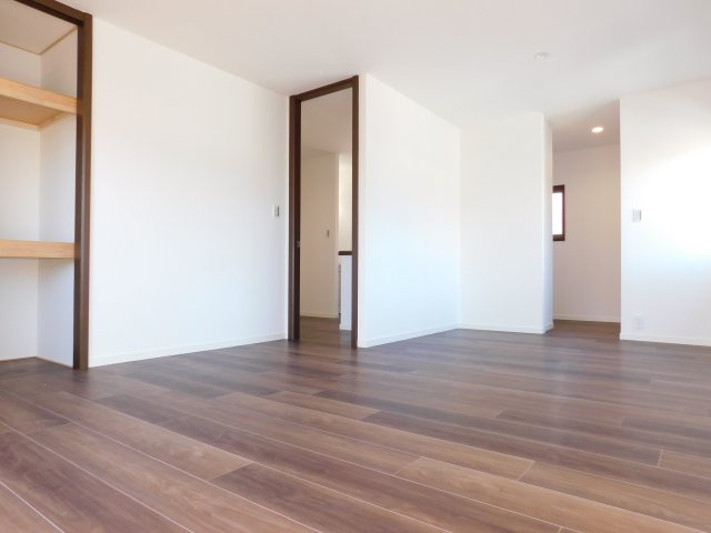 弥富市又八３丁目の中古一戸建の洋室|◇洋室◇　　南面で明るく広い洋室約１１．０帖　ウォークインクローゼットとクローゼットと収納完備！　ベランダ付き♪　（２０２５年９月リフォーム済）