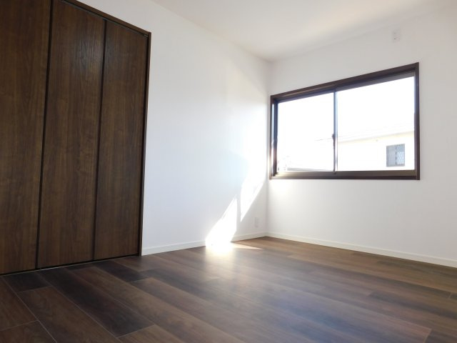 弥富市又八３丁目の中古一戸建の洋室|◇洋室◇　　南面で明るい洋室約６．０帖　全居室収納完備！　　ベランダ付き♪　（２０２５年９月リフォーム済）