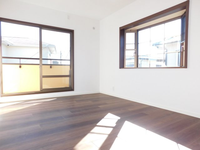 弥富市又八３丁目の中古一戸建の洋室|◇洋室◇　　南面で明るい洋室約６．０帖　全居室収納完備！　ベランダ付き♪　（２０２５年９月リフォーム済）