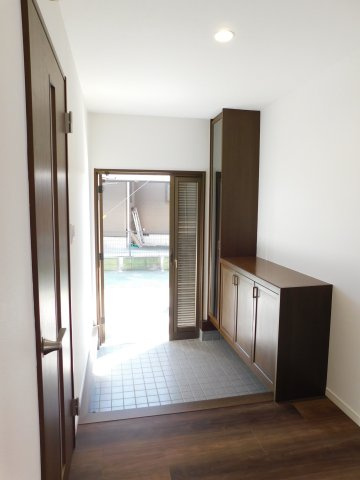 弥富市又八３丁目の中古一戸建の玄関|◇玄関収納◇　　家族の靴などをしっかりと収納できます！　姿見付き！