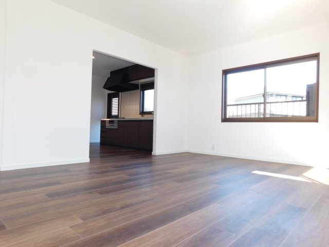 弥富市又八３丁目の中古一戸建の居間・リビング|◇リビング◇　　南面で広くて明るいリビング約１６．０帖　調理に集中できる独立キッチン♪　（２０２５年９月リフォーム済）