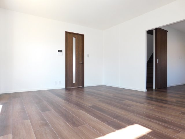 弥富市又八３丁目の中古一戸建の居間・リビング|◇リビング◇　　南面で広くて明るいリビング約１６．０帖　家族が集まってもゆとりのあるリビング♪　（２０２５年９月リフォーム済）