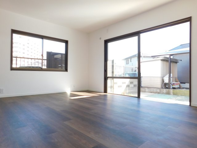 弥富市又八３丁目の中古一戸建の居間・リビング|◇リビング◇　　南面で広くて明るいリビング約１６．０帖　大きな窓の開放的な空間♪　（２０２５年９月リフォーム済）