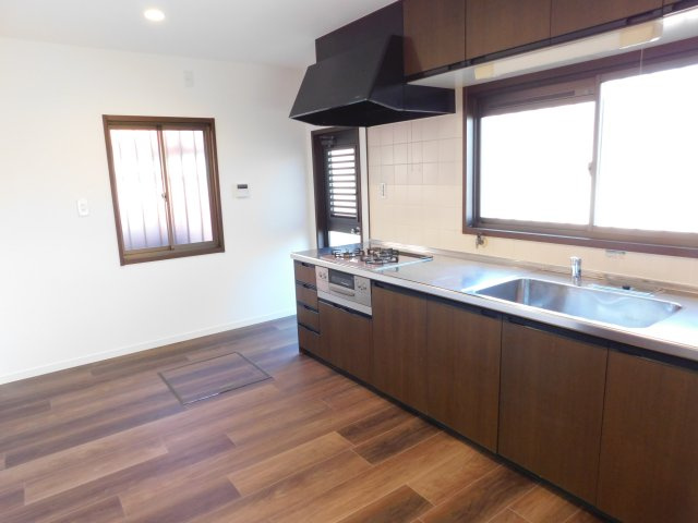 弥富市又八３丁目の中古一戸建のキッチン|◇キッチン◇　　システムキッチン・吊戸棚・三口コンロ・勝手口