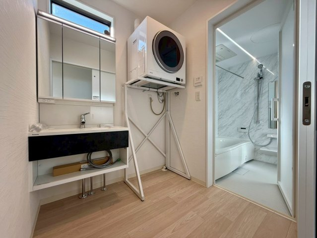 高知市一ツ橋町　新築一戸建ての独立洗面台|ガス乾燥機でスピーディに乾くので、共働きや子育て家庭にも便利。