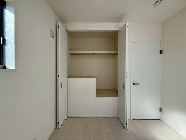 高知市一ツ橋町　新築一戸建ての収納|上段は衣類をハンガー掛け、下段はバッグや衣装ケースなどを収納できて使い勝手◎