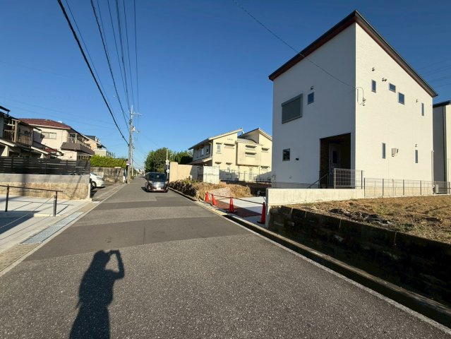 高知市一ツ橋町　新築一戸建ての前面道路含む現地写真