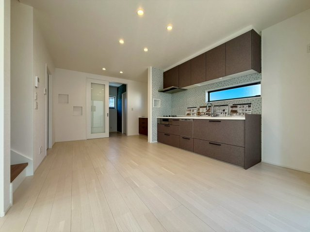 高知市一ツ橋町　新築一戸建ての居間・リビング|料理しながら会話が弾む、家族の中心になるキッチン