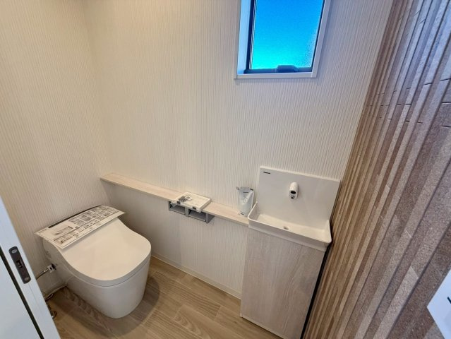 高知市一ツ橋町　新築一戸建てのトイレ|小窓から光が入り、換気もしっかり。ナチュラルな雰囲気が魅力です！