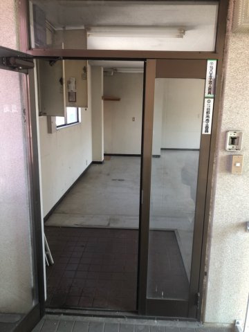伊藤ビルの玄関