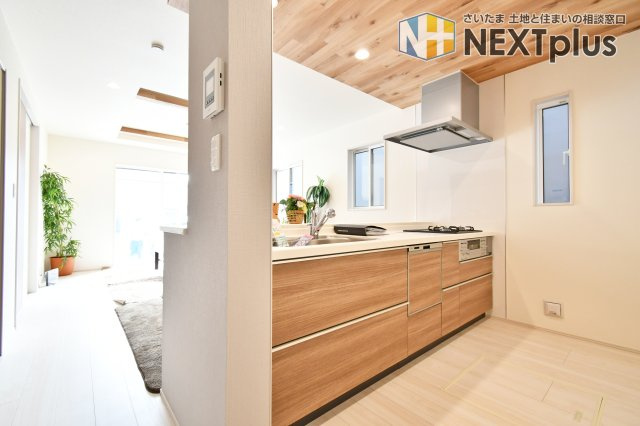 上尾市二ツ宮2期全5棟　3号棟のキッチン|奥行きも横幅も広さがありますので、2人でお料理しても動きやすいゆったり空間です！カウンターキッチンはお料理をしながら家族の様子が見え、会話も弾むので人気な設備となっております！