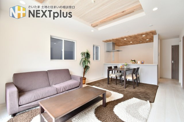 上尾市二ツ宮2期全5棟　3号棟の居間・リビング|LDK18.75帖：カウンターキッチンの前にはダイニングテーブルを置き、奥にソファーやテレビを置く事で、ダイニング空間とリビング空間を分ける事ができメリハリがつきます！