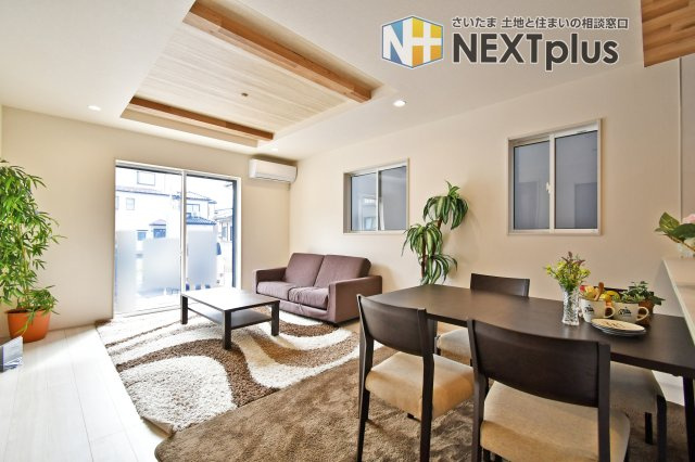 上尾市二ツ宮2期全5棟　3号棟の居間・リビング|LDK18.75帖：リビングは窓が多く部屋の隅々まで陽が射し込みます！暖かくこもった空気は上にたまりやすいので、小窓を開け換気する事で、快適なお部屋の空気を維持する事ができます。