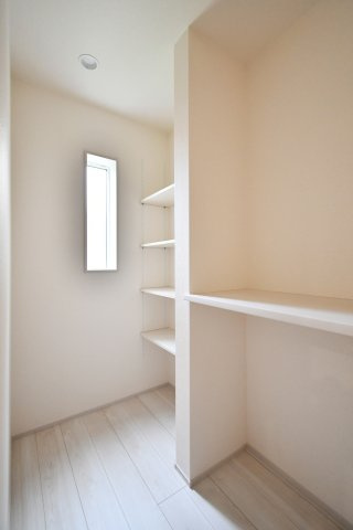 上尾市二ツ宮2期全5棟　3号棟の収納|キッチン横にはパントリーがございます。カウンター、可動棚なども備わっておりますので、備品・食品も収納することが出来ます。窓と照明もありいつでも明るいパントリーです◎