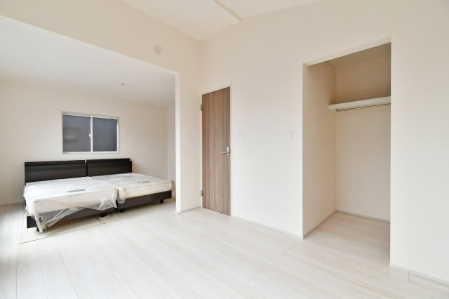 上尾市二ツ宮2期全5棟　3号棟の洋室|洋室①6.0帖+5.25帖：ウォークインクローゼットが2つございますので、部屋を分けた後も各部屋に備え付けられます。窓も4カ所ありますので開放感があり、通風採光ともに良好です◎！