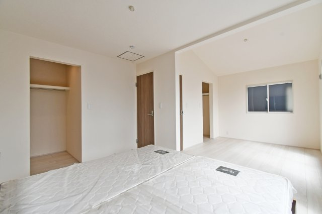 上尾市二ツ宮2期全5棟　3号棟の洋室|洋室①11.25帖：ライフスタイルや家族構成の変化に応じて、6.0帖と5.25帖にお部屋をセパレートすることが出来ます。どちらにもクローゼットが付くようになっておりますので、セパレート後も安心！