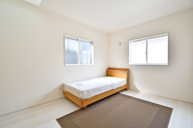 上尾市二ツ宮2期全5棟　3号棟の洋室|洋室②5.25帖：北東と北西の二面採光の洋室です。クローゼットも備わっております。ベッドとデスク、本棚を置いても余裕のありますので、お子様の一人部屋にもおすすめ！二面採光で通風採光共に良好です。