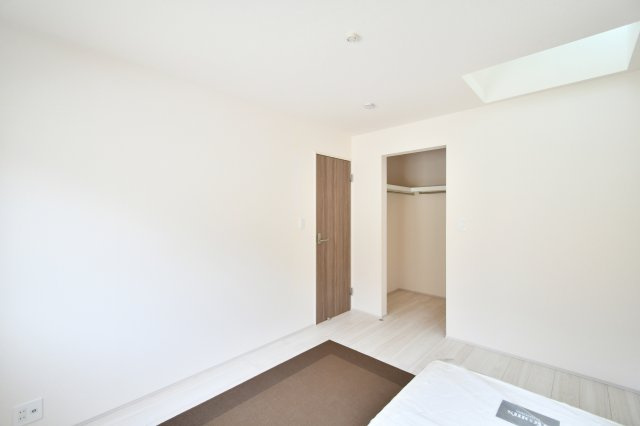 上尾市二ツ宮2期全5棟　3号棟の洋室|洋室②5.25帖：ウォークインクローゼットにはハンガーパイプが両面にあるため収納力もGOODです！上の段には季節物などを収納することで、空間を上手に活用することが出来ます！