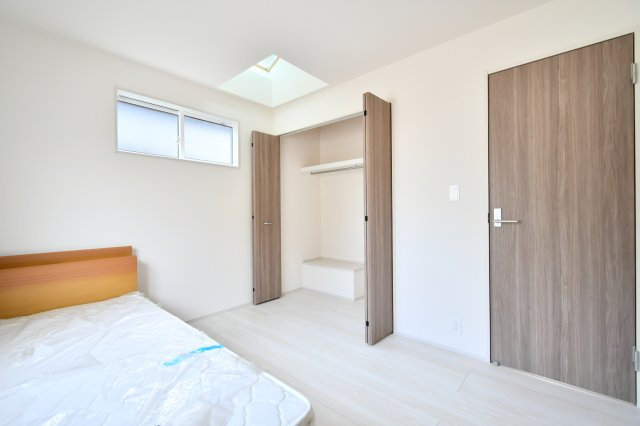上尾市二ツ宮2期全5棟　3号棟の洋室|洋室③6.0帖：ダブルベッドも置く事ができる広さですので、主寝室におすすめです！西側の窓は横に細長く設計されているため、熱がこもりにくく湿気やダニ対策にもつながり寝室の環境を保つことが出来ます。