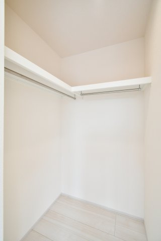 上尾市二ツ宮2期全5棟　3号棟の収納|洋室6.0帖に1つと洋室11.25帖に2つ、ウォークインクローゼットがございます。ハンガーパイプが両面にあり、収納力もGOOD！上の段には季節物などを収納することで、空間を上手に活用すること可能◎