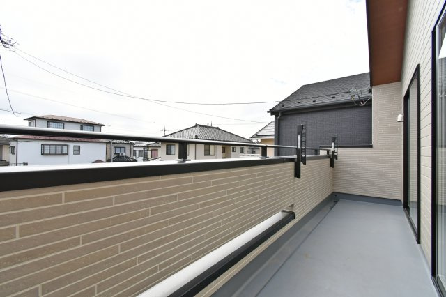 上尾市二ツ宮2期全5棟　3号棟のバルコニー|難しいイメージの住宅ローンは経験スタッフが丁寧にお手伝いしますのでご安心下さい。「家を買って終わり」ではなく、「買ってからがスタート」と考え、一人ひとりにあった資金計画やプランをご提案致します！