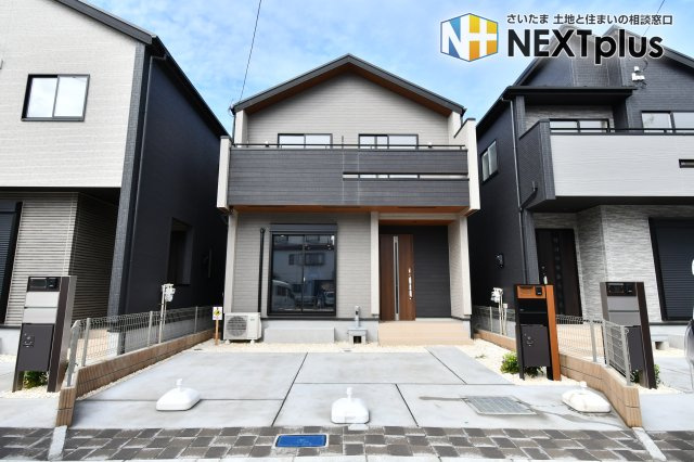 上尾市二ツ宮2期全5棟　3号棟の外観|JR高崎線『上尾』駅まで徒歩20分の立地です。都内まで乗り換え不要でアクセスでき、通勤・通学に便利です。幼稚園が徒歩5分、小学校が徒歩12分の場所にあるので、小さなお子様がいるご家庭も安心の距離です。