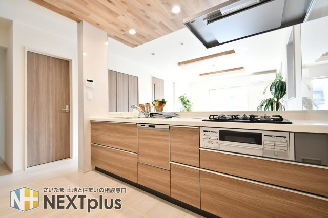 上尾市二ツ宮2期全5棟　3号棟のキッチン|食洗器付きのシステムキッチン。面倒な洗い物、苦手な洗い物、時間がない時の洗い物etc.　食洗器に頼ることで、自分時間や家族との時間を過ごすことができる嬉しい設備です。