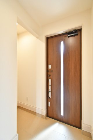 上尾市二ツ宮2期全5棟　3号棟の玄関|玄関は広めに設計されておりますので、お子様と並んで靴を一緒に履く事もできます！土間収納がありますので、ゴルフバックや釣り道具、お子様の外遊び道具やベビーカーも収納することが出来ます！