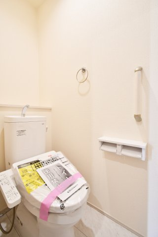 上尾市二ツ宮2期全5棟　3号棟のトイレ|トイレ（1F）：1・2階にある為、忙しい出発前でも取り合いにはなりません！つっぱり棒で生活感を隠せる為、掃除用具をしまうのもおすすめ！ペーパーホルダー２個付きなのが、さりげないポイントです。