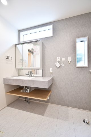 上尾市二ツ宮2期全5棟　3号棟の独立洗面台|洗面室は広めの設計になっておりますので、洗濯機ほか、タオルや下着等をご家族分まとめて収納する衣装ケースを置く事も出来ます！また、お子様の入浴のお手伝いもしやすい広さとなっております。