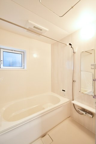 上尾市二ツ宮2期全5棟　3号棟の浴室|白基調の明るい雰囲気の浴室です。浴室乾燥機もついておりますので、日曜日の夜に出される体操着や給食着、雨の日のお洗濯も困りません！暖房機能もついているので、寒い日のお風呂も気持ち良くは入れますね。