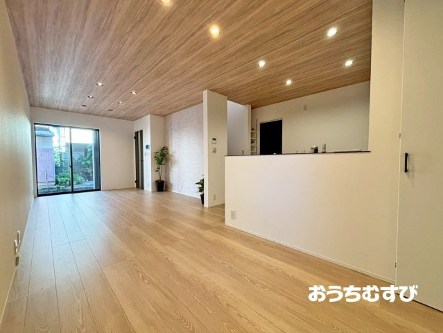 ことぶき町２期（全１棟）の居間・リビング