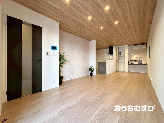 ことぶき町２期（全１棟）の居間・リビング