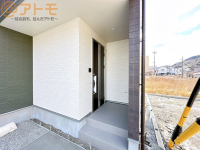 【玄関】 | 駿河区向敷地四丁目4期　新築戸建　4号棟 | 落ち着いた色合いの玄関はダブルロックで防犯性に優れた仕様になっています♪