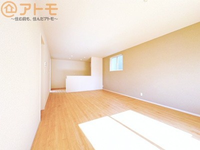 【居間・リビング】 | 駿河区向敷地四丁目4期　新築戸建　4号棟 | 家族団らんのイメージは、リビングを思い浮かべませんか？リビングこそ広々としたお部屋が良いですね♪