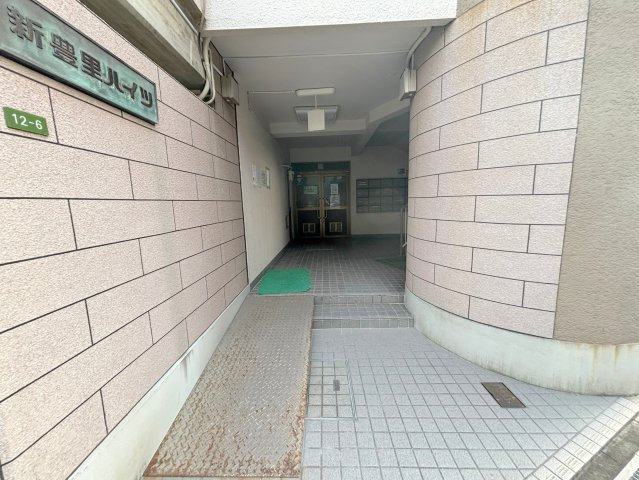 新豊里ハイツのエントランス