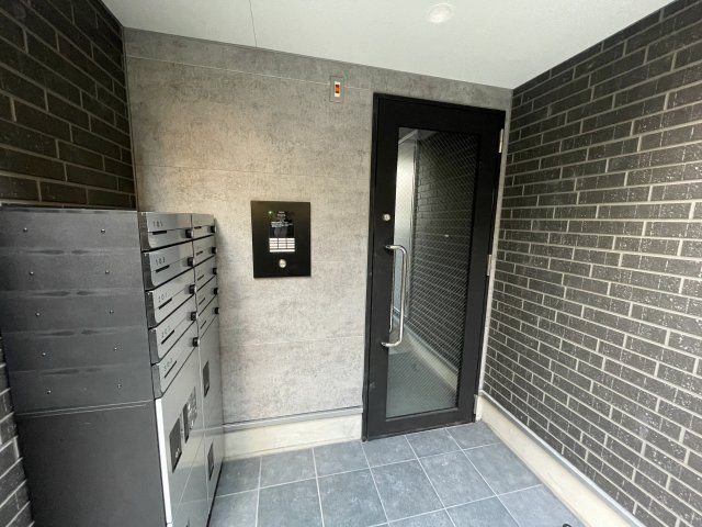 府中市分梅町４丁目のアパートのエントランス