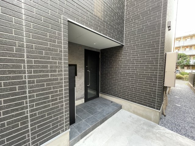 府中市分梅町４丁目のアパートのエントランス
