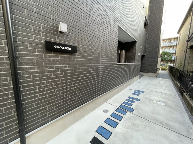 府中市分梅町４丁目のアパートのエントランス