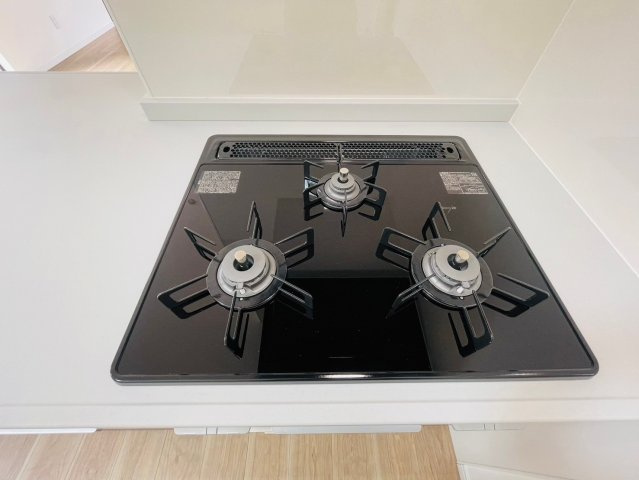 梅津上田町　建築条件付土地のその他|【施工例】【３口コンロ】 同時に３口のコンロを使用して調理ができます。忙しい時間帯の味方になりそう♪