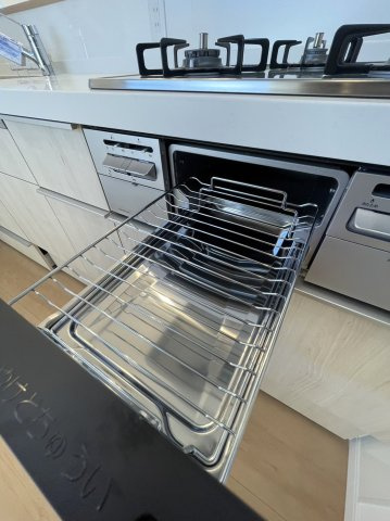 梅津上田町　建築条件付土地のその他|【施工例】【魚焼きグリル】細かな温度の調整も不要で、楽に、素早く魚などを焼けることが魅力♪
