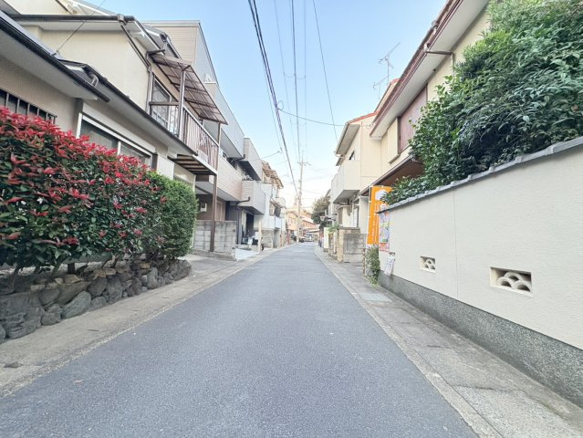 梅津上田町　建築条件付土地の周辺|前道幅員４ｍです。周辺にはスーパーやコンビニ、銀行などがあり、生活には便利な立地です！