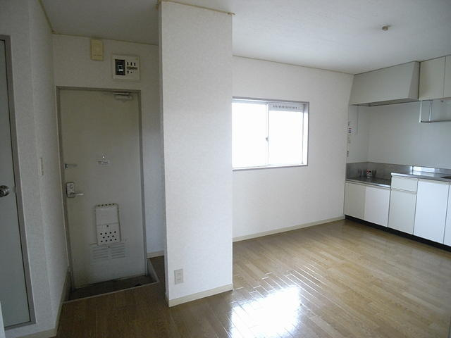 ダイニングキッチンと玄関
